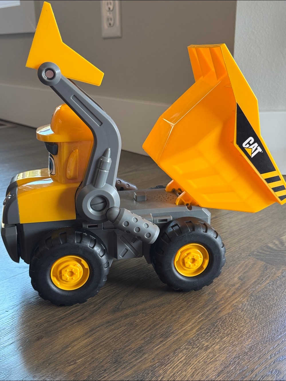 Funrise Cat Junior Crew Tipper 14” Electronic Construction Vehicle 82956